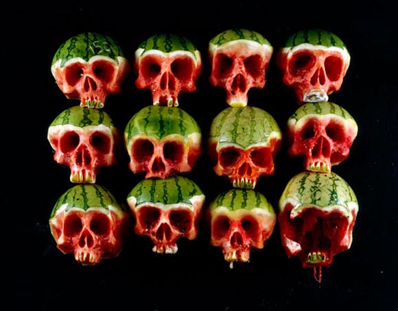 calaveras talladas en verduras y frutas