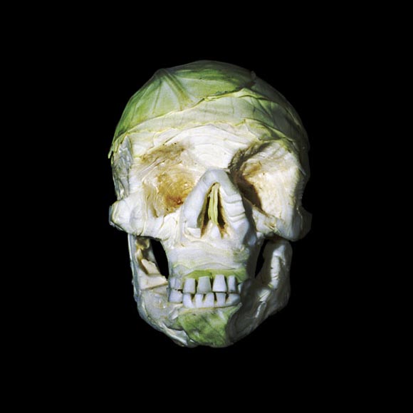 calaveras talladas en verduras y frutas