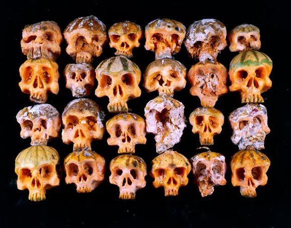 calaveras talladas en verduras y frutas