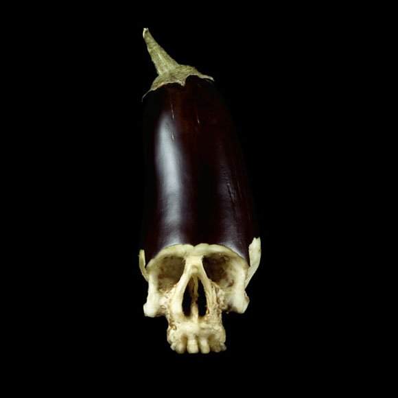 calaveras talladas en verduras y frutas
