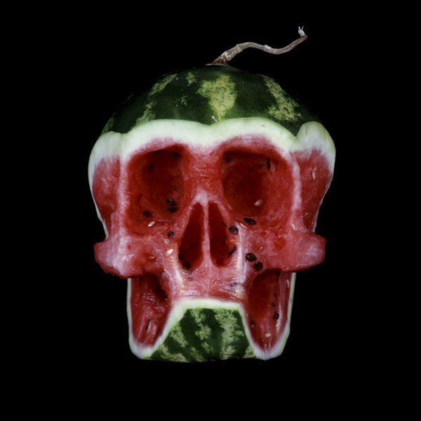 calaveras talladas en verduras y frutas