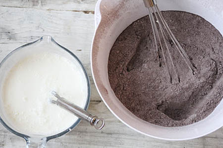 cacao y leche para el pastel de navidad