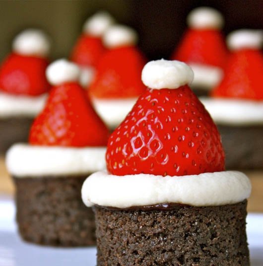 Gorritos de santa Claus hechos de brownie y fresas