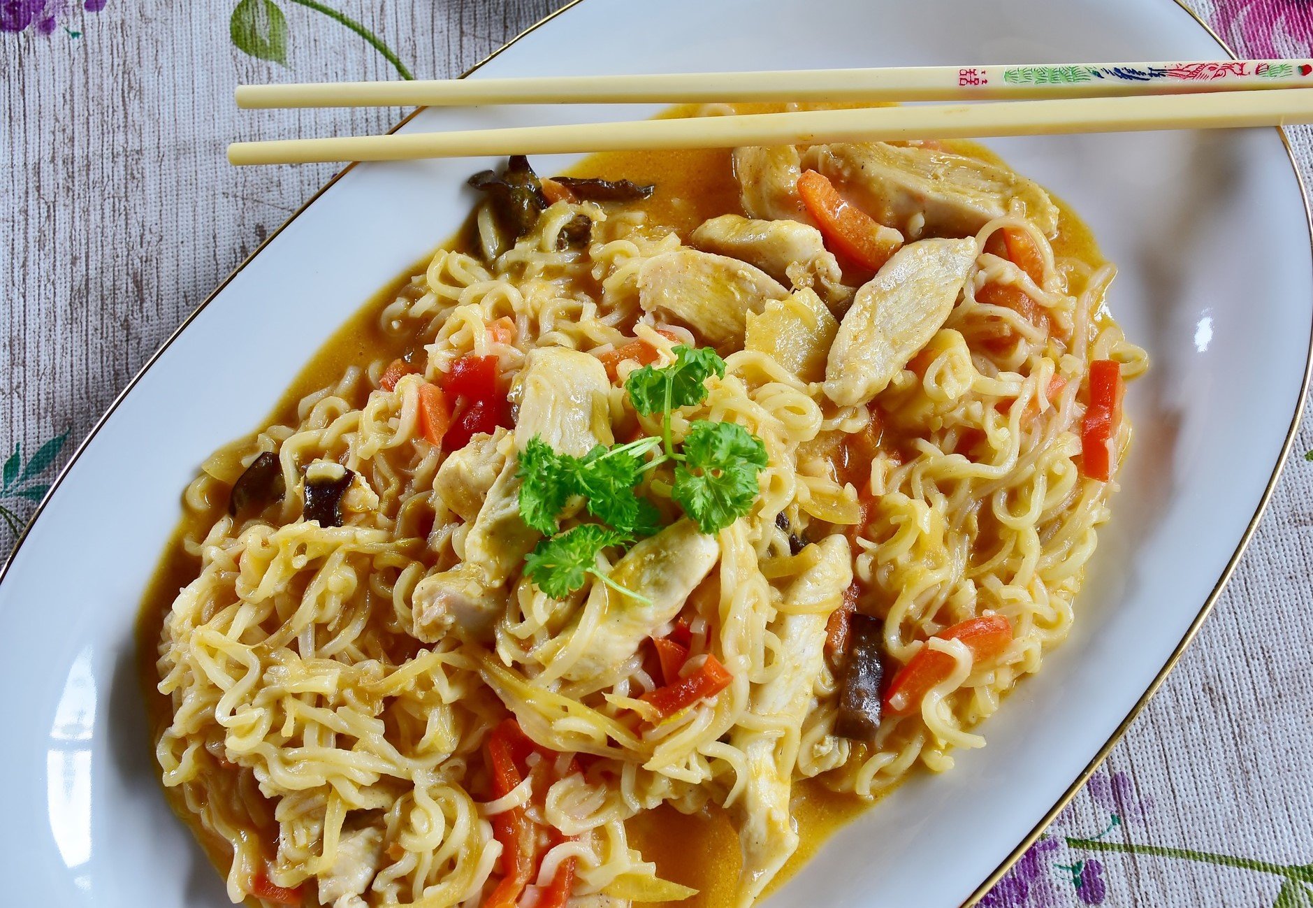 tallarines chinos con pollo